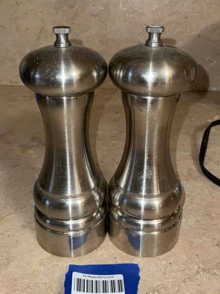 Salt/pepper grinders set