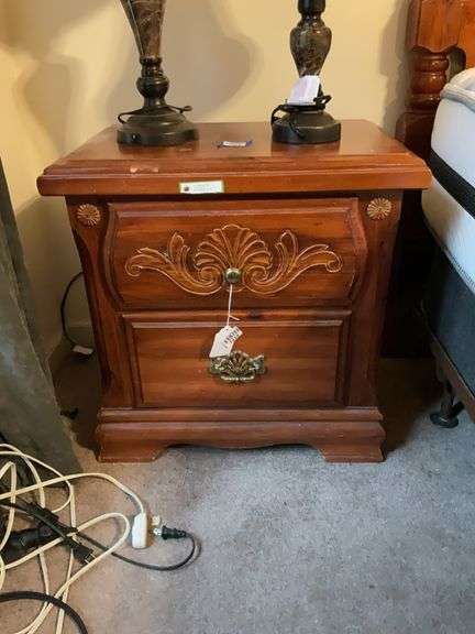 End stand w/ carved shell & scrolls - no contents 24 x 16 x 24