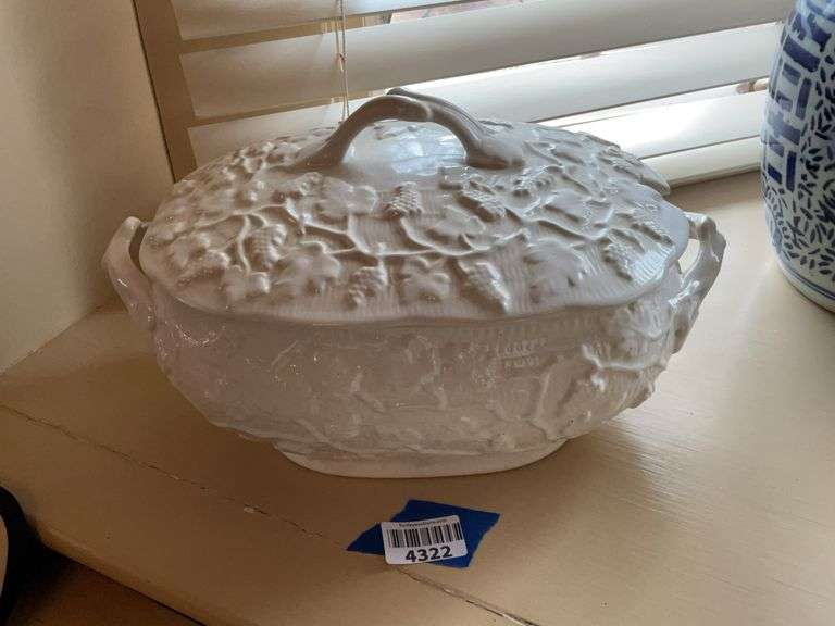 Covered tureen w/ relief molded grapes and vines