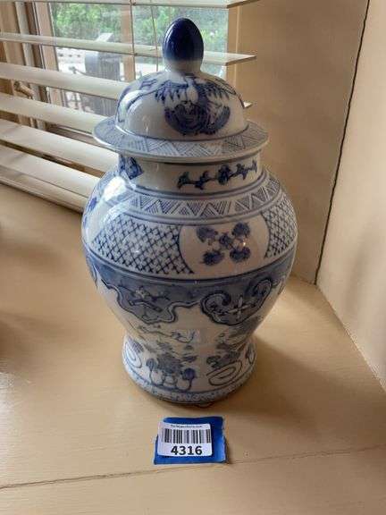 Blue & white porcelain covered jar
