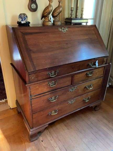 Slant top desk w/ fitted interior, brass hardware, ogee bracket feet - no contents 38.5x22x43