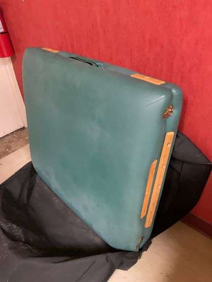 Folding massage table w/ carrying case