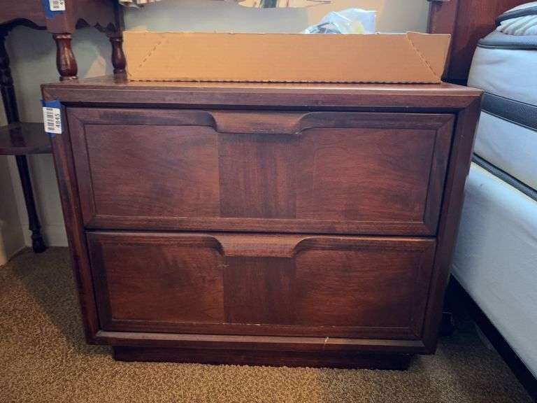 2-drawer end chest - no contents 26x17x21