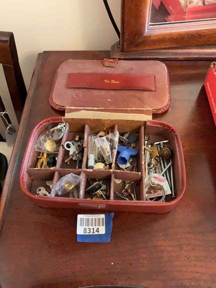 Gents jewelry box and contents: cufflinks, tie bar, clock keys, misc