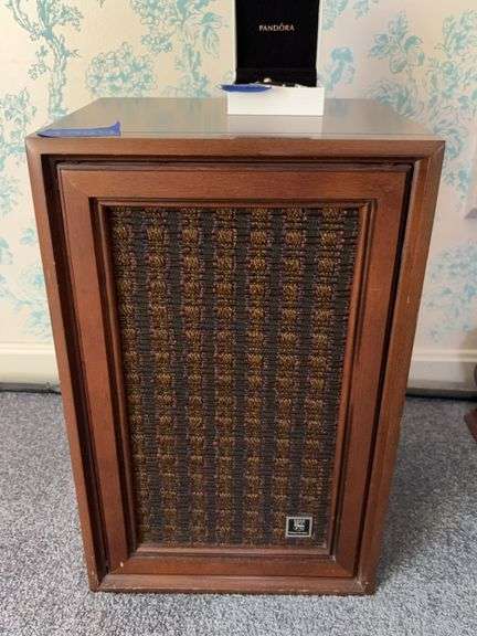 Two speakers - no contents