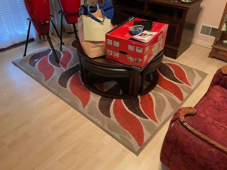 Stylized leaf pattern rug 63 x 88