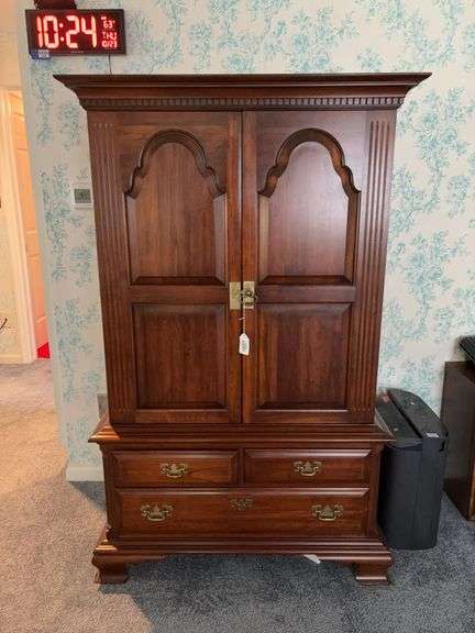 Pennsylvania House gentleman's chest w/ lighted interior 40x22x65