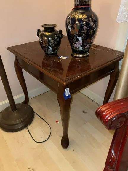 Queen Anne end table w/ cabriole legs, no contents 26 x 21 x 21