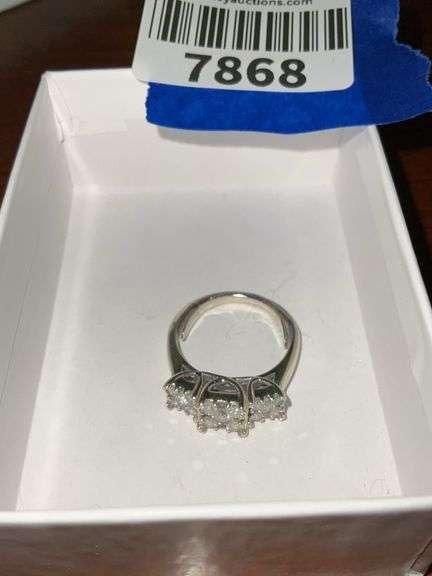 Ladies ring sz: 7.5