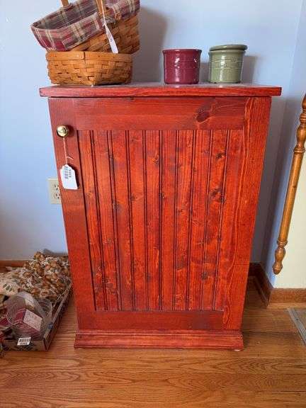 Base cabinet w/ beadboard door panel - no contents 22.5x15x33