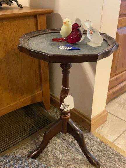 Stand on turned column w/ tripod legs - no contents