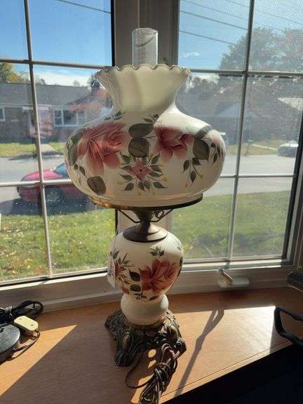 Electric parlor lamp w/ handpainted roses