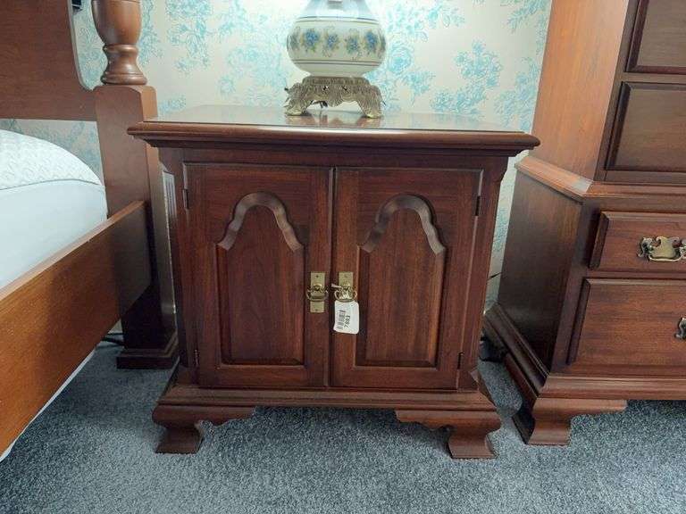 Two Pennsylvania House end chests - by the pc take two - 24x16x23