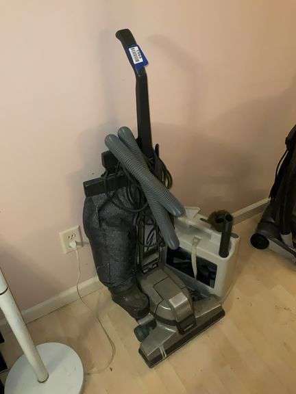 Kirby upright vacuum w/ attachments