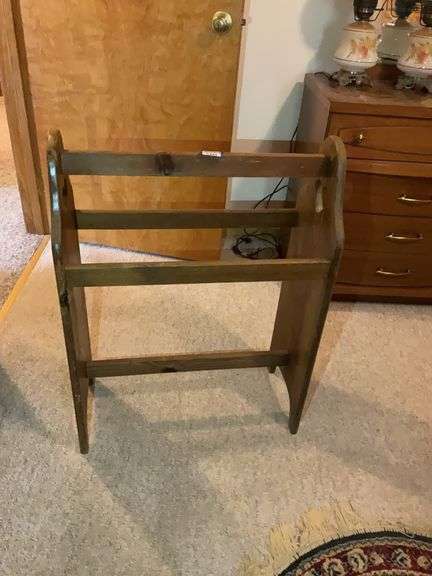 Quilt rack w/ heart cutouts 23.5x11x31.5