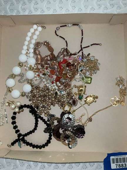Costume jewelry: beads, chains