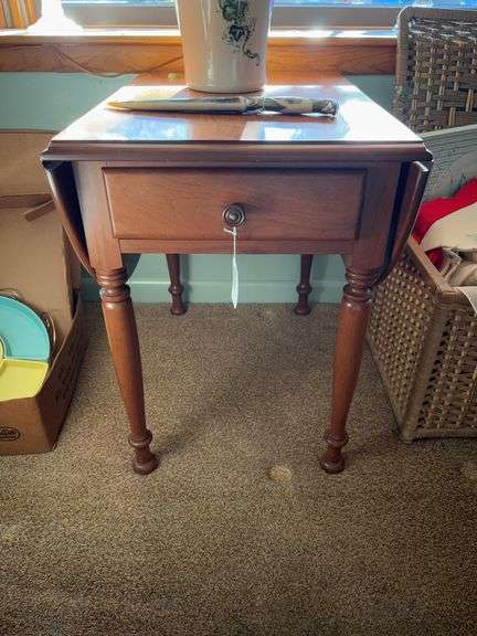 Oval drop leaf end stand w/ drawer - no contents 26x29x24