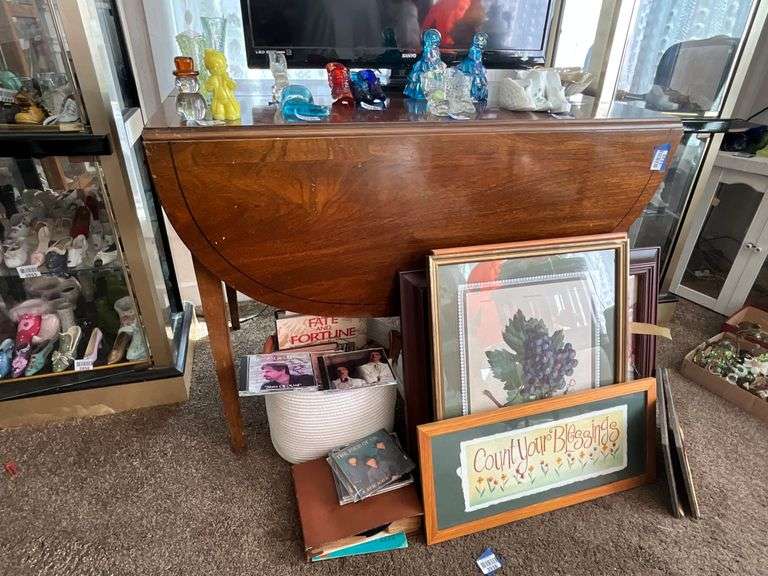 Oval drop leaf extension table w/ square tapered legs - no contents 38x28.5x24 - MUST COME DURING LAST 2 HOURS OF PICKUP FOR THIS ITEM