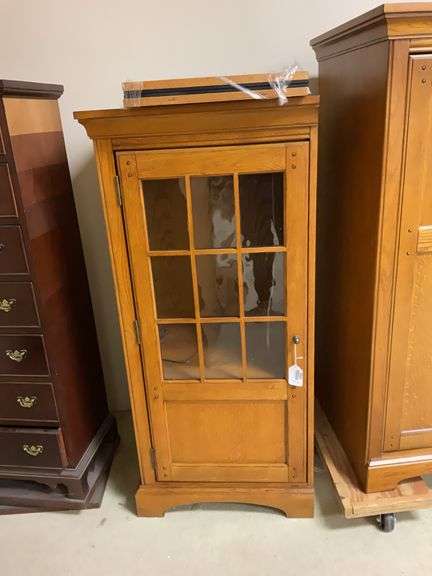Oak finish left side cabinet w/ glazed door 24x21x53