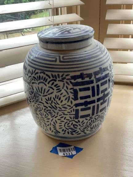 Blue & white porcelain covered jar