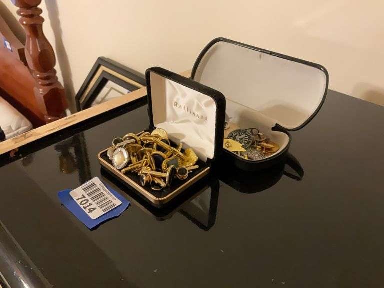 Gent's jewelry: cufflinks lot, lapel pins