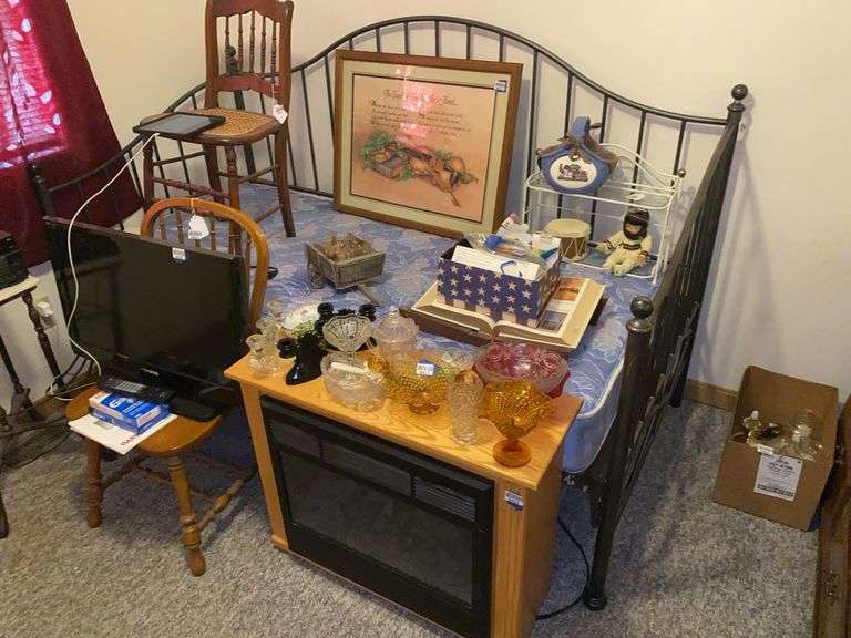 Metal daybed w/ mattress - no other contents 38” wide - MUST COME DURING LAST 2 HOURS OF PICKUP FOR THIS ITEM