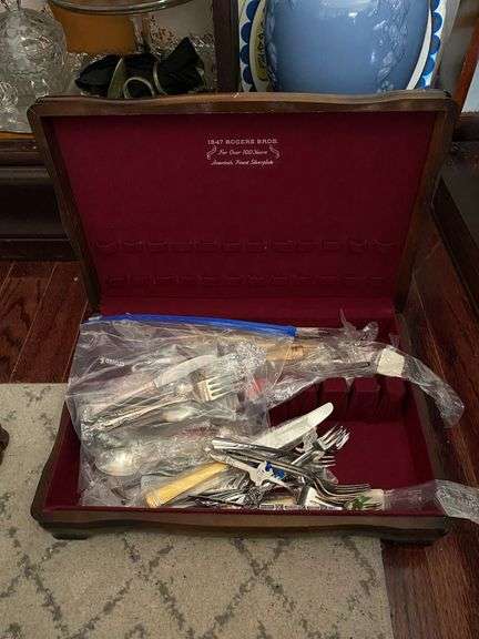 Lenox knives and assorted flatware in case