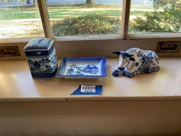 Chinese blue & white porcelain covered jar and rectangular dish, and Delft pottery bull figure