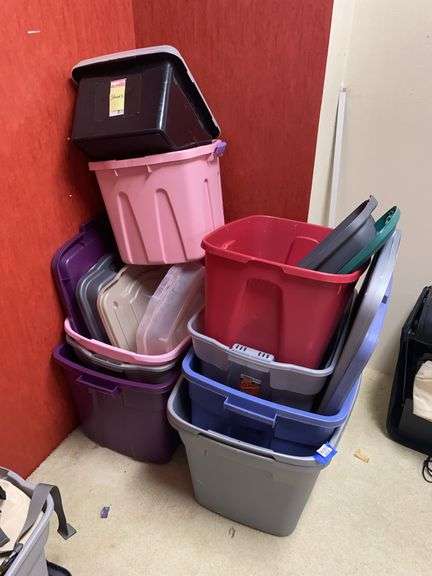 Plastic storage totes and lids