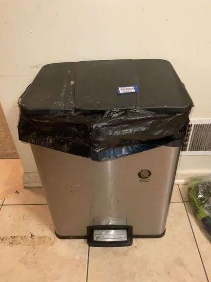 Foot pedal trash can