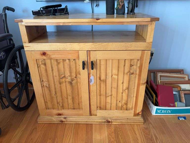 Knotty pine entertainment stand - no contents 35x18x34