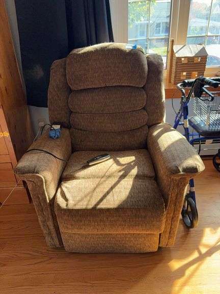 Electric recliner w/ hand control, heat and massage function
