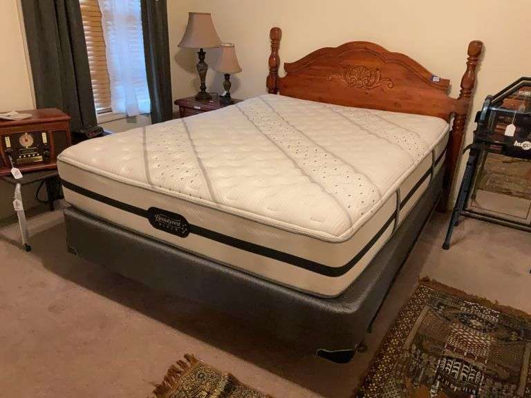 Bed/frame w/ carved shell & scrolls, and Beautyrest black mattress 59 x 84