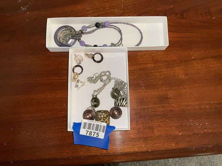 Costume jewelry: necklaces/pendants, earrings