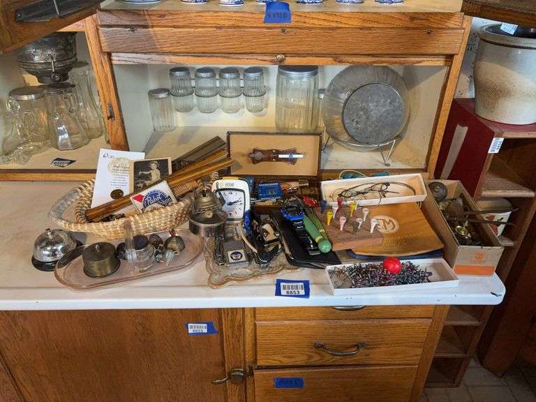 Counter lot of small collectibles