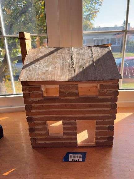 Model log cabin