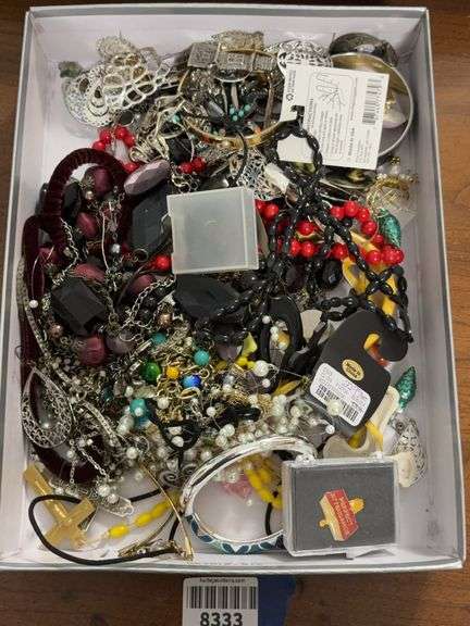 Costume jewelry: beads, chains, bracelets