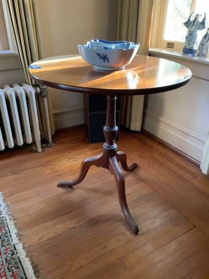 Round tea table on turned column, tripod legs - no contents 28 x 28 x 30