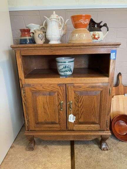 Oak server cabinet w/ cabriole ball & claw legs - no contents 28.5x17x36