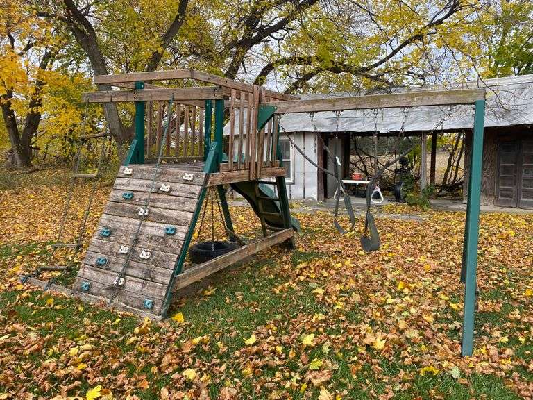 Playground set up, ***Must bring proper equipment and appropriate labor to retrieve item