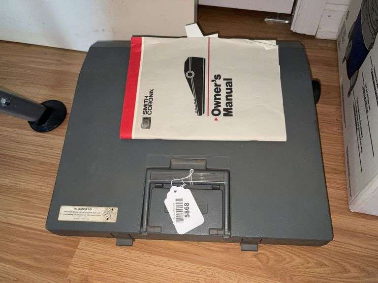 Smith-Corona SD700 electric typewriter w/ owner's manual
