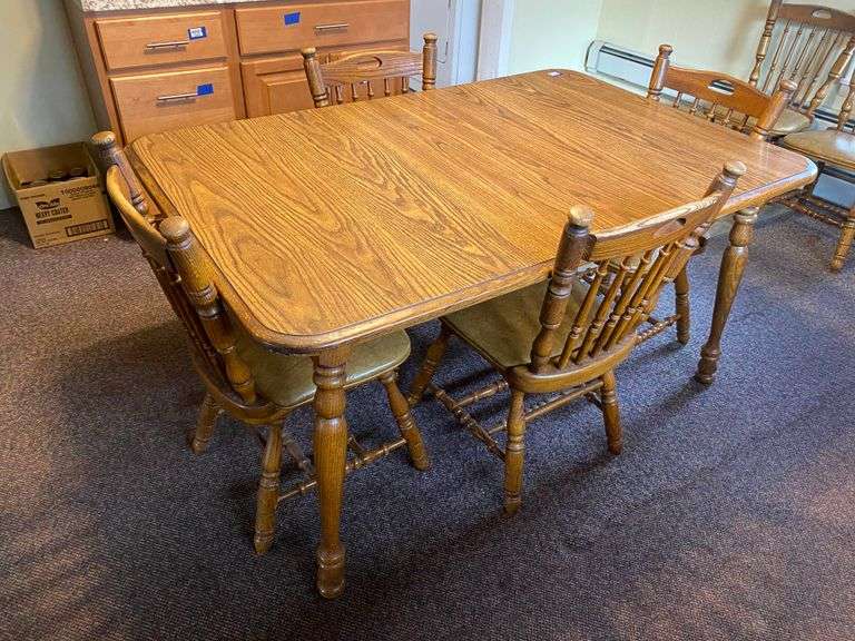 Oak finish extension dining table w/ leaf and set of six chairs w/ padded seats 60x40x29