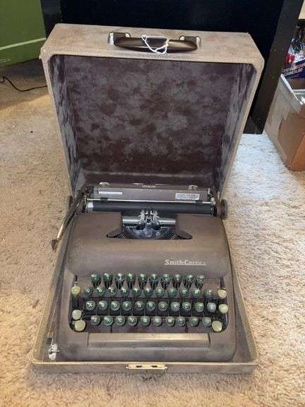 Smith-Corona manual typewriter w/ case