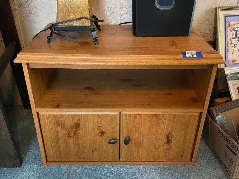 Knotty pine cabinet - no contents 31x19.5x23.5