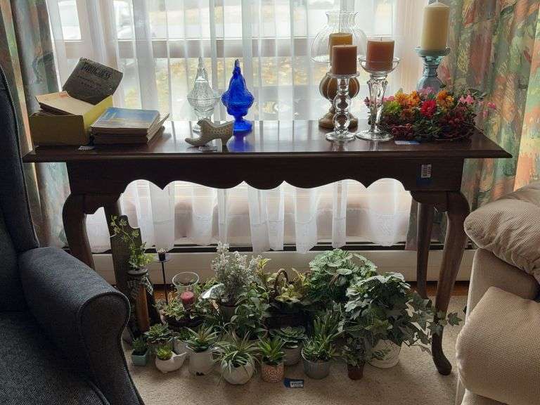 Queen Anne sofa table w/ shaped apron, cabriole legs - no contents 52x17x29