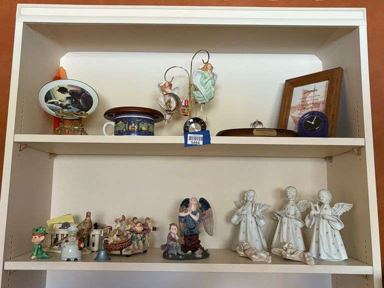 Contents of wall shelving - Decorative lot