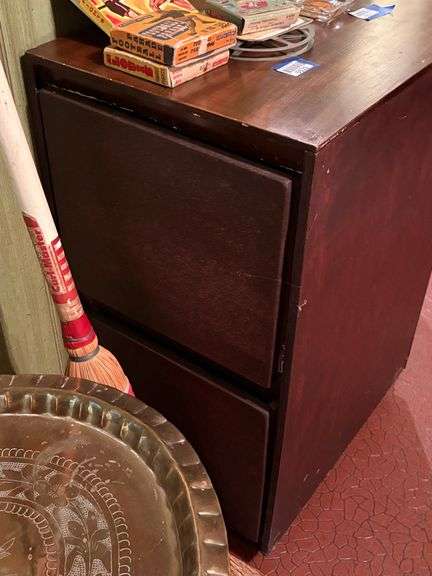 2-drawer cabinet, shows wear, no contents 15x20x29