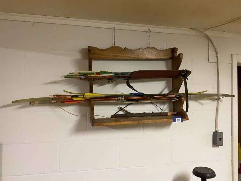 Hurley Rack Gun rack & arrows - Hurley Real Estate & Auctions