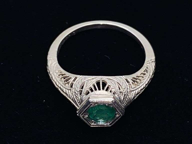14K gold Ladies ring w/ green stone Size 6.5