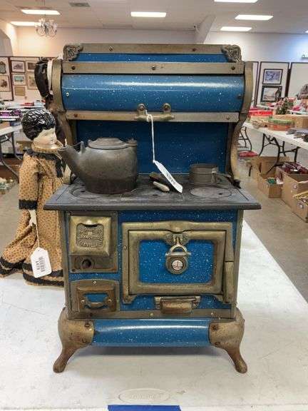KARR RANGE CO./ BELLEVILLE ILL blue enamel saleman's sample range w/ Kenton Brand cast teakettle and tin pan 13x8.5x21